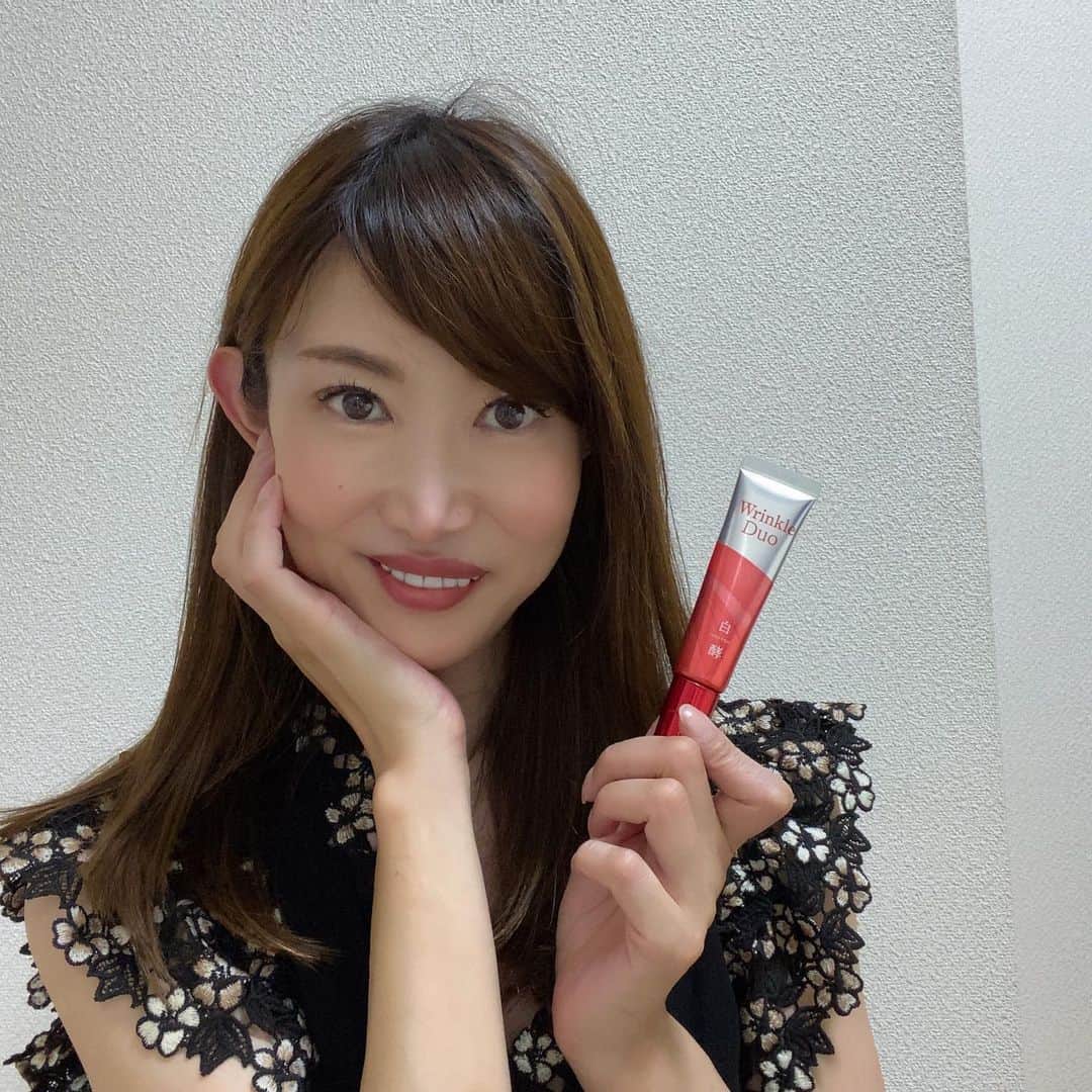 のインスタグラム：「夏のお手入れが秋以降のお肌に影響するから スキンケア強化中！   年齢が出やすい目元は季節に関係なくほんとに悩みの種だけど 日本初のプラセンタ入りシワ改善クリーム 白酵  リンクルデュオ @hakkoh_official を使い始めたよ✨   タレントさんや美容家さんも愛用してて、今話題のアイテムみたい！   擦らずに塗れる伸びの良さ！ 摩擦が良くないのはわかってても、急いでる時とかは擦りがちだから、これは嬉しい💕   使っていると早速肌にハリが出て、シワが目立たなくなってきたよ シワ改善化粧品は色々あるけど、日本初のプラセンタ入りって聞いて、これからに期待大もっと期待できそう◎   1本でシワだけじゃなくシミもケアできるから お肌に透明感も出てきたみたい😊   #白酵 #リンクルデュオ #シワ改善クリーム #シワ改善 #シミ予防 #ママ #ママ美容 #アラフィフ #アラフィフ美容 #スキンケア」