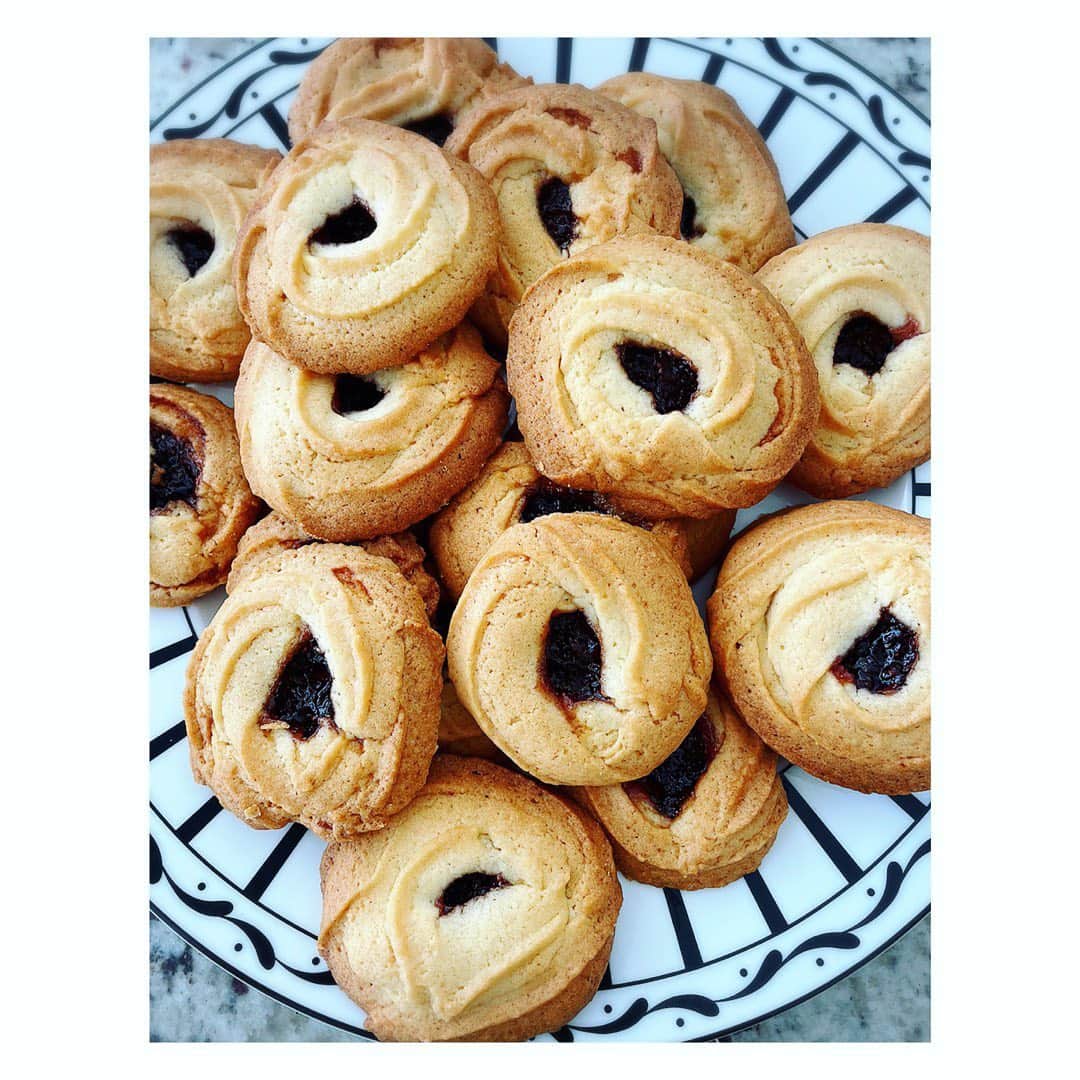 望月理恵さんのインスタグラム写真 - (望月理恵Instagram)「久しぶりにクッキーを作りました。 絞り袋が途中で破れて、手に生地がつきまくりの珍道中でした。 作り方も見た目も悪いけど、 美味しいです😋  #ロシアンクッキー　のつもり #ジャム#クッキー #たまに食べたくなる #手作りクッキー」8月18日 13時51分 - mochiee28