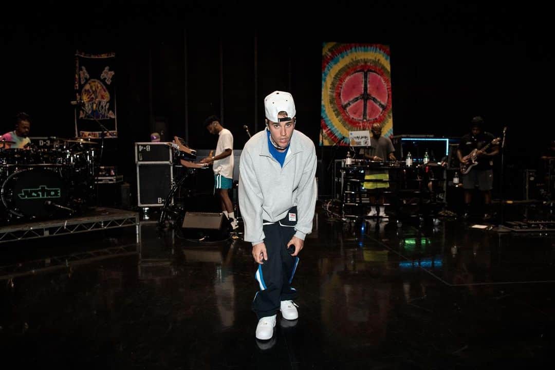 ジャスティン・ビーバーのインスタグラム：「The boys and them @wetheband 📸: @rorykramer」