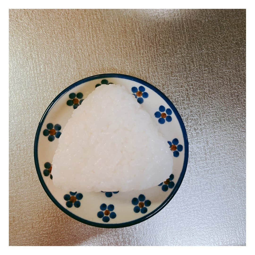 中山忍さんのインスタグラム写真 - (中山忍Instagram)「塩おむすび🍙  磨希ちゃんのレシピ！ とってもおいしそうで さっそく真似しちゃいました🙌  ツヤツヤ しっとり 冷めてもおいしい😋  作ってみたくなった人は 磨希ちゃんのInstagramへ！ #久保田磨希 ちゃん @maki_kubota1973  #美味でございます  #すぐやる #新しいことにチャレンジ」8月18日 9時15分 - _shinobu_nakayama_