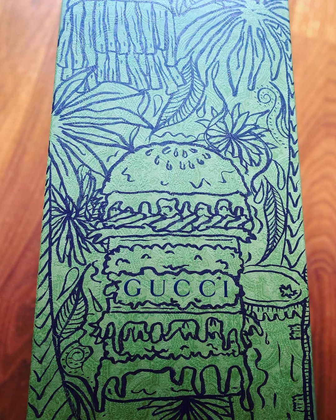 のインスタグラム：「"GUCCI" burger. 期間限定summerset.  #スマイル0円 #西山食堂 @gucci」