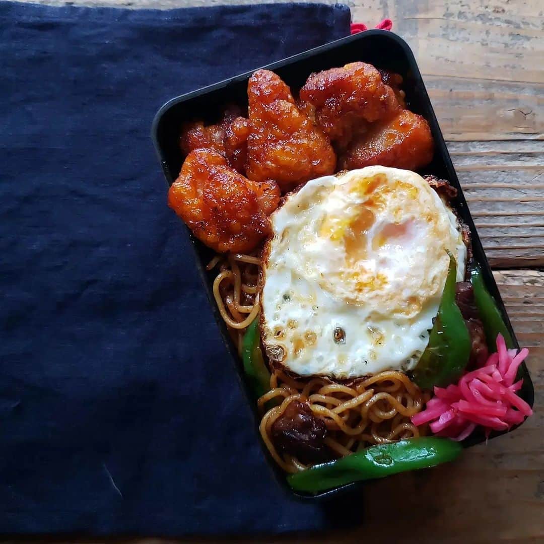 のインスタグラム：「* #お弁当 *  1か月以上ぶりのお弁当だよ🍱 (昨日と今日)  焼そば・チリ唐・目玉焼き。 ラブパクウインナー・いんげん・目玉焼き。  * がんばれ水曜日～！  #tami弁  #弁当#bento#lunchbox #旦那弁当#地味弁#ランチ #ごはん#食事#暮らし#日々のこと」