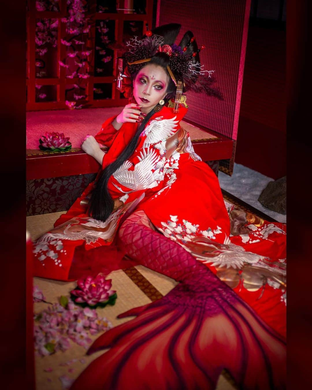 松すみれさんのインスタグラム写真 - (松すみれInstagram)「⁡ ⁡ ⁡ 【見世物小屋の花魁人魚】 －A freak show－ Japanese Oiran Mermaid ⁡ ⁡ 幼い頃海賊に捕らえられ 外の世界を知らない 見世物小屋に売られた人魚姫 ⁡ 街ゆく人に好奇の目で見られようとも、｢生きる｣と決めた深紅の人魚 ⁡ ⁡ photographer：@kikyo.wong  hair：@nhachino  make up：@e.matsu  ⁡ ⁡ #マーメイド #人魚  #花魁人魚 #着物  #マーメイド #創作  #japanesemermaid  #mermaidelite  #pasha_magazine  #realmermaid  #somermaid #merlife #mermaids #mermaid  #japanesemermaid  #realmermaid #mermaidvibes  #mermaidstyle  #instamermaid #mermaidtail  #mermaidsofinstagram  #mermaidlife #mermazing  #mermaidsarereal #mertailor  #reallifemermaid #mermaidsoul  #mermaidcostume  #mermaidlife #mermaidtail」8月18日 9時45分 - omatsudayo