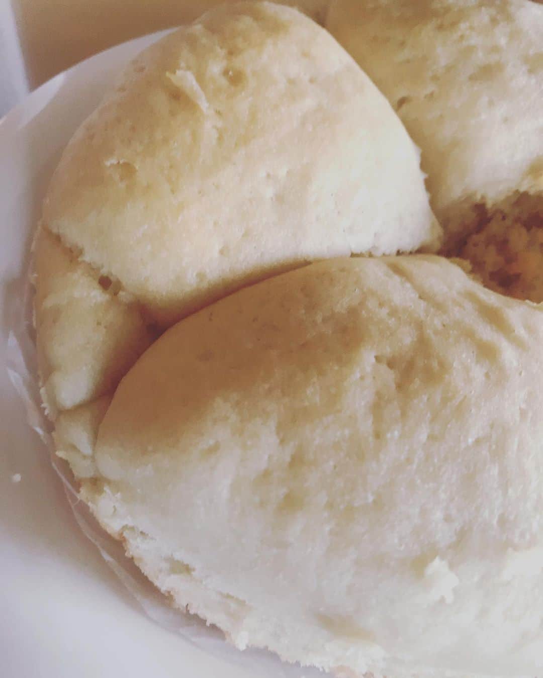 瀧本美織のインスタグラム：「🧡 お鍋で生食パン作り🍞 一部剥がれちゃったのはご愛嬌。 すんごい時間かかったけど食べるのは一瞬だよねぇ🤣 モチモチして美味しかった😋   #お鍋で  #パン  #🍞」