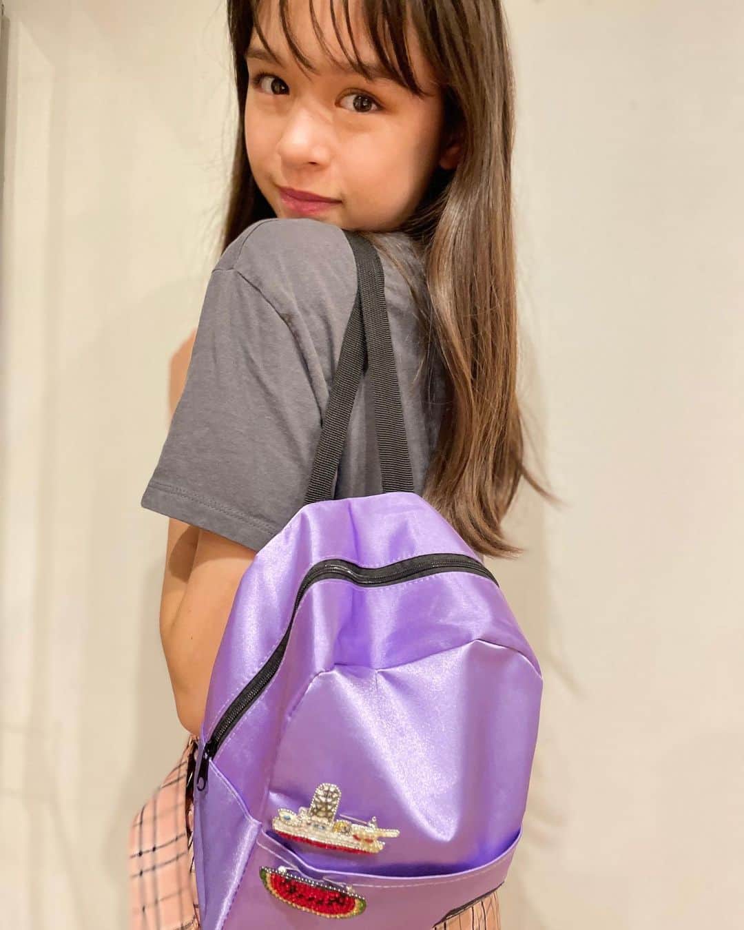 ニコ☆プチのインスタグラム：「ピンやバッジでデコるのも超かわいい〜❣️🥰 . . みんなバック👜使ってる？ かわいい紫が映える☺️😁！ ハルハは放課後友達と遊ぶ時や習い事に行くときに使ってるよ☺️沢山入るから！助かる〜！💜 . . #ニコプチ #ニコプチふろく #プチモのふろくの使い方  #ニコプチふろくのある生活  #ニコプチスクール #ふろく #星名ハルハ」