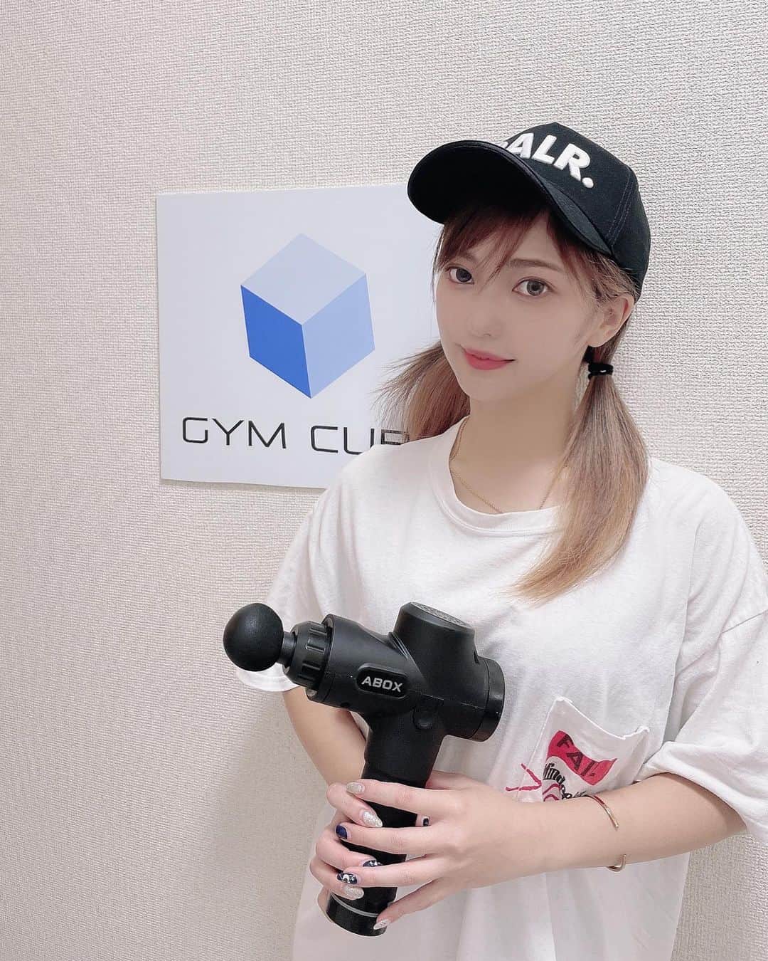 のインスタグラム：「ジムキューブで トレーニングと 筋膜リリースしてきた👍✨  前回撮った写真も✨  筋膜リリースしてから、筋肉を剥がしてより効率よくトレーニングすることができるんだけどマッサージされてるみたいで、凝りもほぐしてくれる🥺🥺  トレーニングは、お尻とお腹メインで もう、今日すでに筋肉痛だわ😂 五反田店に通ってるよぉ✨  インスタみたっていってくれたら  60分コース7700円→5500円 で継続的に通えるようにしてもらったよ！気になる人は是非伝えてみて✨  　#GYMCUBE #トレーニング#パーソナルジム#筋トレ#筋トレ女子 #ジム#筋膜リリース#ストレッチ 　#ジムキューブ#ダイエット #五反田」