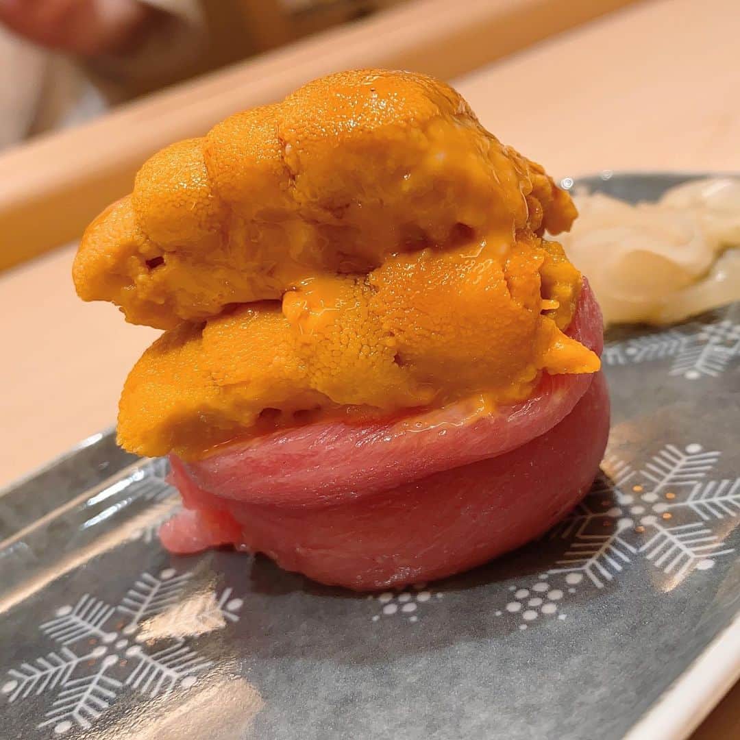 のインスタグラム：「6/22日にオープンした 鮨　東京よし田🍣  雲丹のと軍艦、海苔の代わりにトロドーン❣️  全部美味しかった💜 鯨も絶品❣️  本当は明日行く予定でしたが、 行けなくなり、写真だけみて我慢☺️  早く美味しいご飯食べたいなー🥲  #鮨ログ　#鮨ラバー　#お鮨好きな人と繋がりたい #新オープンのお店  #東京グルメ　#映え　#雲丹　#トロ　#」