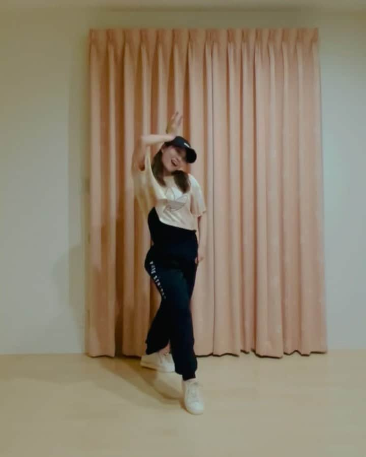 CHISATOのインスタグラム：「・❤️‍🔥 ♪.DUMB DUMB / @somsomi0309  choreo me💃  本家様の振り付けとMVがめっちゃ好きな曲♪ そしてSOMIちゃんが可愛すぎる🥺💕  #somi #dumbdumb #kpop #kpopchoreography #punking #dance #choreographer  #댄스 #전소미 #소미 #dumbdumbchallenge #ちさとコレオ」