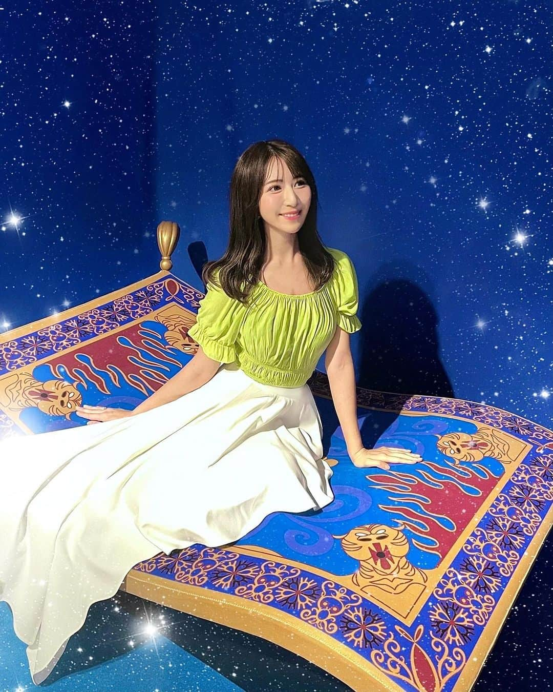 Manaさんのインスタグラム写真 - (ManaInstagram)「魔法の絨毯🔮💫🪄Magic Carpet アラジンとジャスミンが夜空を飛んでいる名シーン♡皆さんはどのディズニーストーリーがお好きですか？ . . 後輩ちゃんにお誘いいただいて ディズニープリンセス展へ行ってきました👸🏻💕 . . ディズニーの世界観たっぷりの中でジャスミンや ラプンツェル、シンデレラの名シーンを体験できます✨ . またプリンセスそれぞれがストーリーで伝えてくれた 「愛の意味」を改めて知ることもできて… 子供の頃によく見た大好きなディズニーを 振り返ることができて楽しかったです👧🏻💖 . . . . #ディズニープリンセス展 #disneyprincess #disney #whatislove #UltimatePrincessCelebration #jasmine #disneysea #disneyland #awholenewworld #魔法の絨毯 #ジャスミン #アラジン #ディズニープリンセス #夢の国 #夢が叶う場所 #ディズニーランド #ディズニーシー #ディズニーリゾート」8月18日 21時34分 - mana.tcy