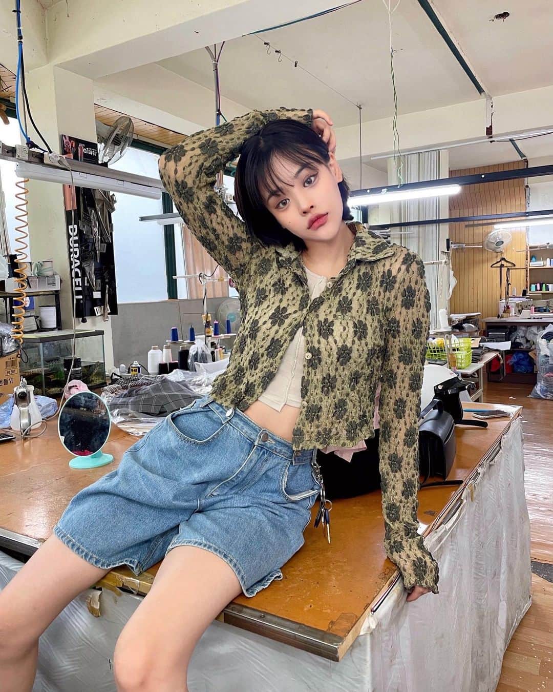 ビヤのインスタグラム：「매일매일 재밌는 요즘 ~ 🐠 ~☘️ 직기공장 놀러갔다가 션이네 신상 꼬까옷 입어보긔✌🏿✌🏿」