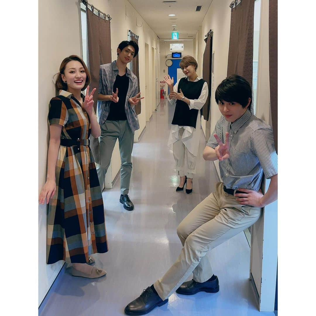 城妃美伶さんのインスタグラム写真 - (城妃美伶Instagram)「逃げ恥、全三回公演、無事に終わりました❣️  お越しくださった皆さま、心を寄せてくださった皆さま、ありがとうございました✨  一年半以上ぶりに、劇場という空間で、役を生きる、という体験をして、体の細胞が震えているのを感じました。  素敵すぎる共演者の方とご一緒できて、本当に刺激的で幸せな二日間でした。  📷①平匡さん🌸荒木さん とっっても素敵でお優しくて、大きく包み込んで下さった荒木さん。 はじめての“男性”の相手役さん笑 またどこかでお会いできますように…✨  📷② 御三方より一足先に千秋楽を迎えて。  📷③ 一日目のメンバーで。 風見さん役の有澤さんとは、グリースでもご一緒させて頂きます☺️  はぁ、楽しかったなぁ…。 逃げ恥ロスになりそう…🥲  皆様、本当にありがとうございました❤️  #逃げ恥 #森山みくり  #荒木宏文 さん #朴璐美 さん #有澤樟太郎 さん #矢田悠祐 さん」8月18日 22時03分 - mirei_shiroki