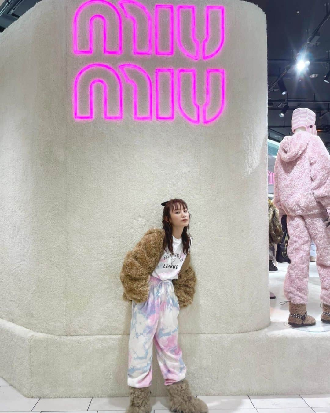 高橋愛さんのインスタグラム写真 - (高橋愛Instagram)「#miumiumountainclub 🎿🤍 ㅤㅤㅤㅤㅤㅤㅤㅤㅤㅤㅤㅤㅤ 新宿伊勢丹にて、24日までやっている @miumiu のポップアップストアに 行ってきました🧸💓 ㅤㅤㅤㅤㅤㅤㅤㅤㅤㅤㅤㅤㅤ 可愛かった🥺 ㅤㅤㅤㅤㅤㅤㅤㅤㅤㅤㅤㅤㅤ 私が着てるのも 全身miu miuだぁよ🤍」8月18日 22時20分 - i_am_takahashi