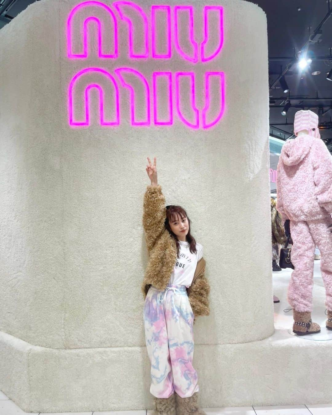 高橋愛さんのインスタグラム写真 - (高橋愛Instagram)「#miumiumountainclub 🎿🤍 ㅤㅤㅤㅤㅤㅤㅤㅤㅤㅤㅤㅤㅤ 新宿伊勢丹にて、24日までやっている @miumiu のポップアップストアに 行ってきました🧸💓 ㅤㅤㅤㅤㅤㅤㅤㅤㅤㅤㅤㅤㅤ 可愛かった🥺 ㅤㅤㅤㅤㅤㅤㅤㅤㅤㅤㅤㅤㅤ 私が着てるのも 全身miu miuだぁよ🤍」8月18日 22時20分 - i_am_takahashi