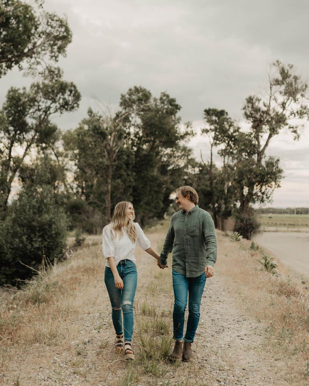 イーディ・キャンベルのインスタグラム：「two years! i am so GRATEFUL. being married to my forever best friend has been my favorite thing…EVER. i love you ty! 🤍  {so grateful to be able to celebrate on the beautiful island of hawaii 🌺}」