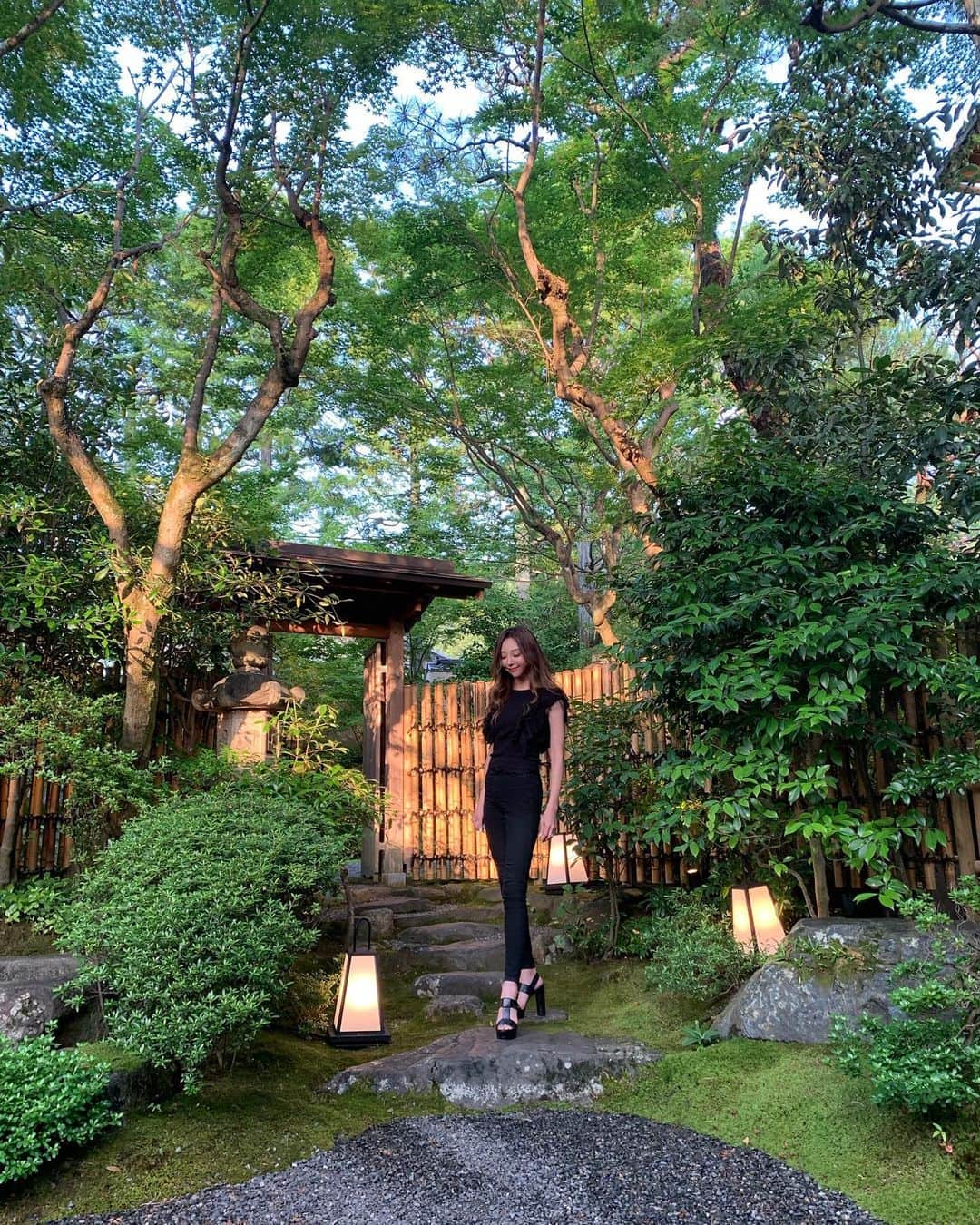 山崎みどりさんのインスタグラム写真 - (山崎みどりInstagram)「京都にある 美しい庭園を眺めながらお鮨が頂ける 【さえ㐂】さんへ  庭園がとっても綺麗で入り口から圧巻✨  カウンターへ通してもらうと 目の前には美しい庭園が🍁🍃  こんなに素敵なお鮨屋さんは京都ならでは👘  大きな鮑は活きが良くて ウニは最高級の生ウニ✨  毛蟹は石鍋の出汁の効いた餡でしゃぶしゃぶ🦀  お鮨もつまみもどれもとっっても美味しかった🥺✨✨  空間もお味も何もかも全てが完璧で感動しました🥺✨  さえ㐂さんにまた行きたい🥲  #過去pic  ────────────────────────── #京都#京都グルメ #さえ㐂#kyoto#鮨スタグラム #京都鮨#美味しいもの巡り」8月18日 14時20分 - midori_yamasaki_