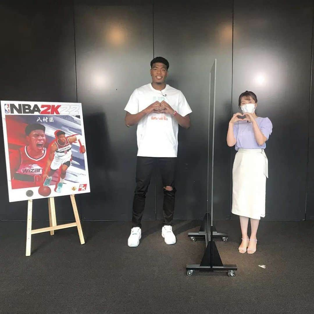 TBS「はやドキ！」さんのインスタグラム写真 - (TBS「はやドキ！」Instagram)「八村塁選手を直撃🎤  NBA公認の人気バスケットボールゲーム『NBA 2K22』の日本版新パッケージの表紙を八村塁選手が飾ることになりました🏀  中学生くらいの頃に、友だちがやっていたのがきっかけでこのゲームを始めたそう🎮 今もオフの日にやっていて、ウィザーズのチームメイトとプレイすることもあり、なかなか手強いそうです😁  いつも番組内のスポーツニュースで活躍をお伝えしていますが、今回初めてお会いし、すごく気さくに答えてくださったのが印象的でした！  NBA3年目のシーズンも応援しましょう😊👍  #八村塁　選手 #NBA #バスケットボール #直撃 #皆川玲奈 #アナウンサー #はやドキ #tbs」8月18日 15時02分 - tbs_hayadoki