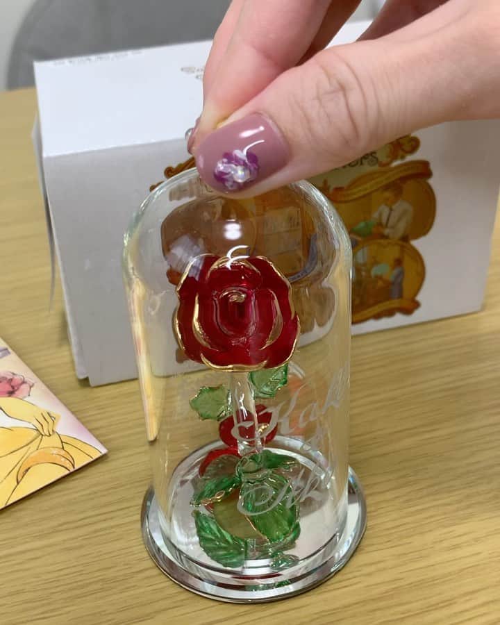 のインスタグラム：「美女と野獣に出てくるあの素敵な薔薇🌹✨ガラスやからますます綺麗🥺私達の名前が彫られとる🥺❤️ありがとうございます😭💓 やのに…やのに…😭私が鈍臭くてぶつかって割れてしまった…😭せっかく送って下さったのに申し訳ありません😭😭🙇🏻🙇🏻ショックすぎるけど(自分のせい)頂いたお気持ちは変わらないので大切に飾ります😭💓ありがとうございます😭💓」
