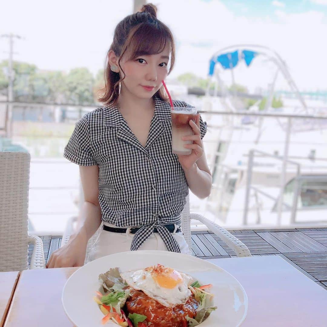 樋口みどりこのインスタグラム：「🍳🍳🍳  ミドリコとロコモコ。  . . . .  .  .  . #summer #summervacation #locomoco #coffee #coffeetime #cafe #sea #seaside #いつかのコーデ #海 #夏 #カフェ #ロコモコ #インスタ女子  #ランチ #いい天気 #ボブヘアー #ボブアレンジ #つぼみ大革命 #アイドル」