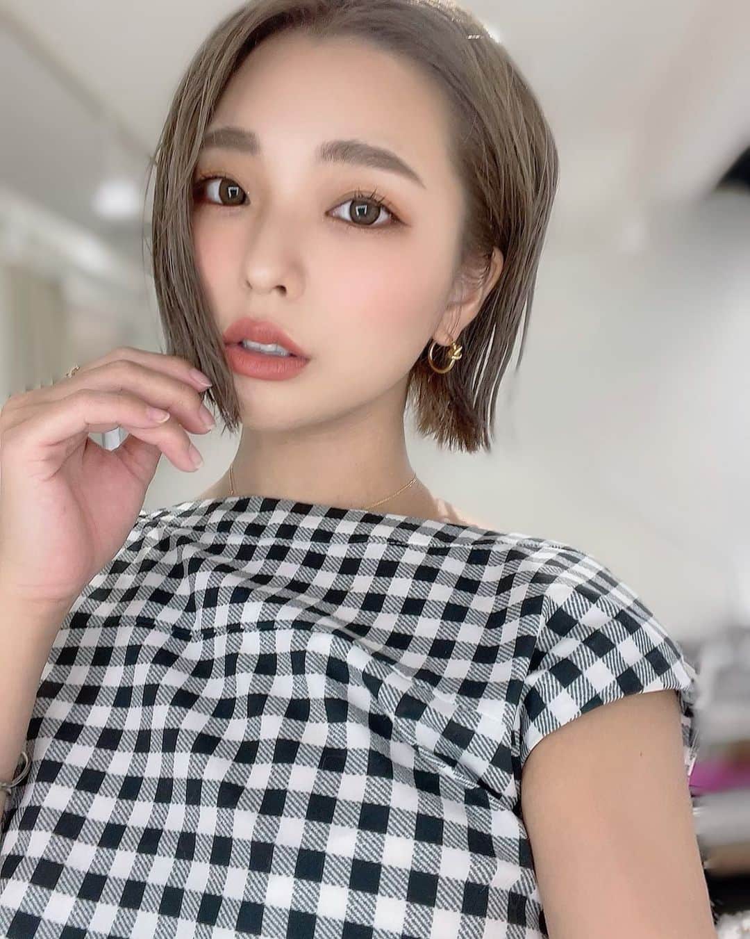 Hitomiのインスタグラム：「❤︎  あ〜お腹へりへり🥺❣️ みんなお昼なに食べた？？🍣 食べに行くのも作るのもめんどくさいんだけど、 でも痩せない😚笑 そういうところあるよね🤣💗  りなこにまつぱしてもらってから 化粧してなくてもぱっちりおめめで嬉しい〜❤️🥰 お化粧も楽チンなんだよね🌟 すっぴんも盛れるのは最高です🍉 いつもありがとう🧡  ▶︎ @diar_salon_official  ▶︎ @eyelash_perm_rina   #cyberjapan #cyberjapandancers #サイバージャパン　#サイバージャパンダンサーズ　#まつ毛パーマ　#美容 #ショート　#ショートカット　#まつパ」