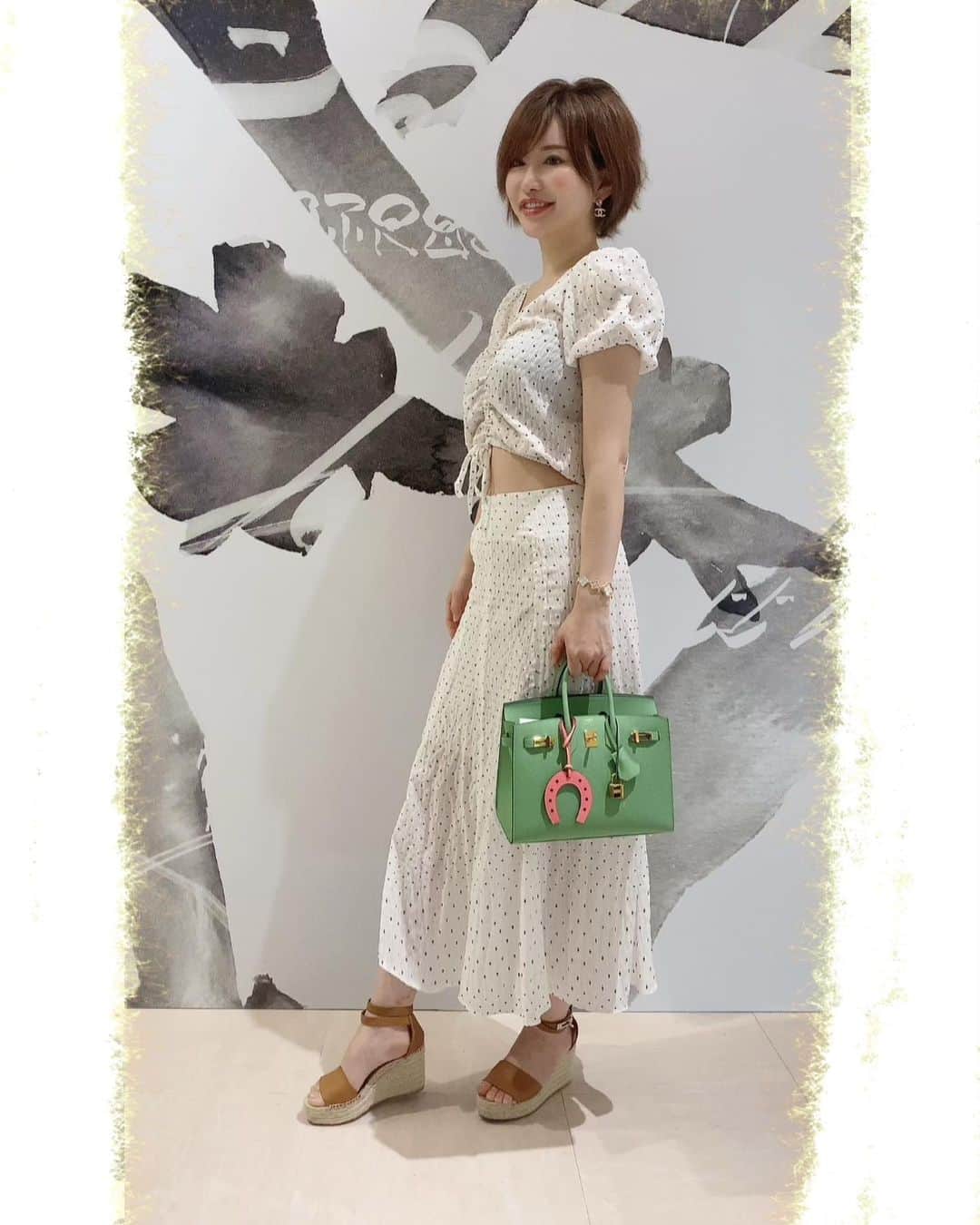 里美ゆりあのインスタグラム：「今日は雨に風に太陽にややこしいお天気🌂🌞」