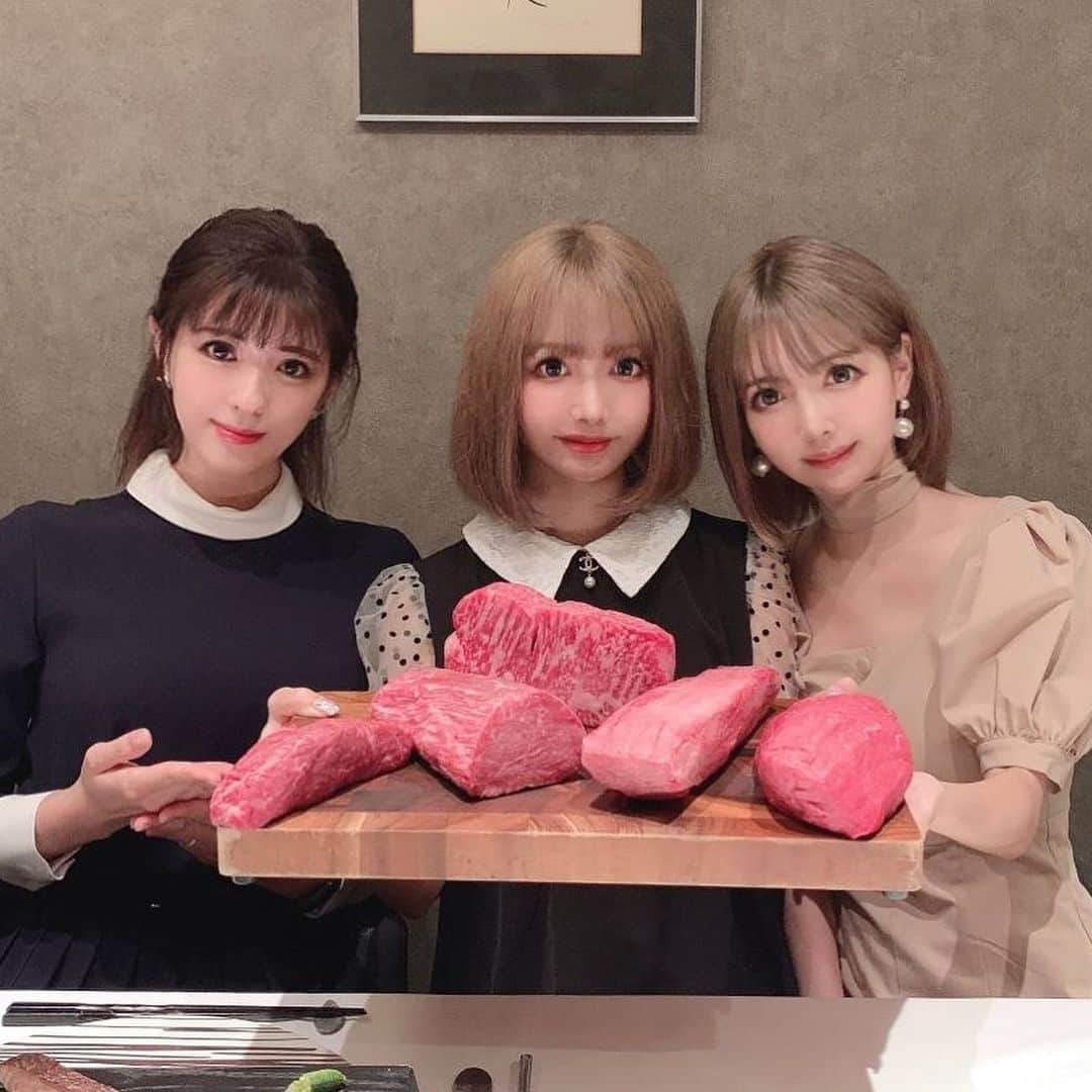 吉川ちえさんのインスタグラム写真 - (吉川ちえInstagram)「【🥩❤️🥩❤️🥩❤️】 . こんにちわ🕺✨ あいみさん( @all_you_need_is_love421 )に紹介して頂いた お店がすっごく美味しかった~🦋💗 . 中目黒にある ︎︎︎︎☑︎steakdiningvitis💕 ( @steak_vitis ) .  紀州備長炭を使った炉端焼きステーキを楽しめるお店🥺✌️ 落ち着きのある空間で個室もあるから この日は個室でステーキコース🥩✨ . シェフが厳選したお肉達を 炉窯でじっくりと焼き上げたステーキコース美味しかった💪 . #中目黒グルメ #ステーキ #steakdiningvitis  ⁡」8月18日 16時27分 - yoshikawachie_16