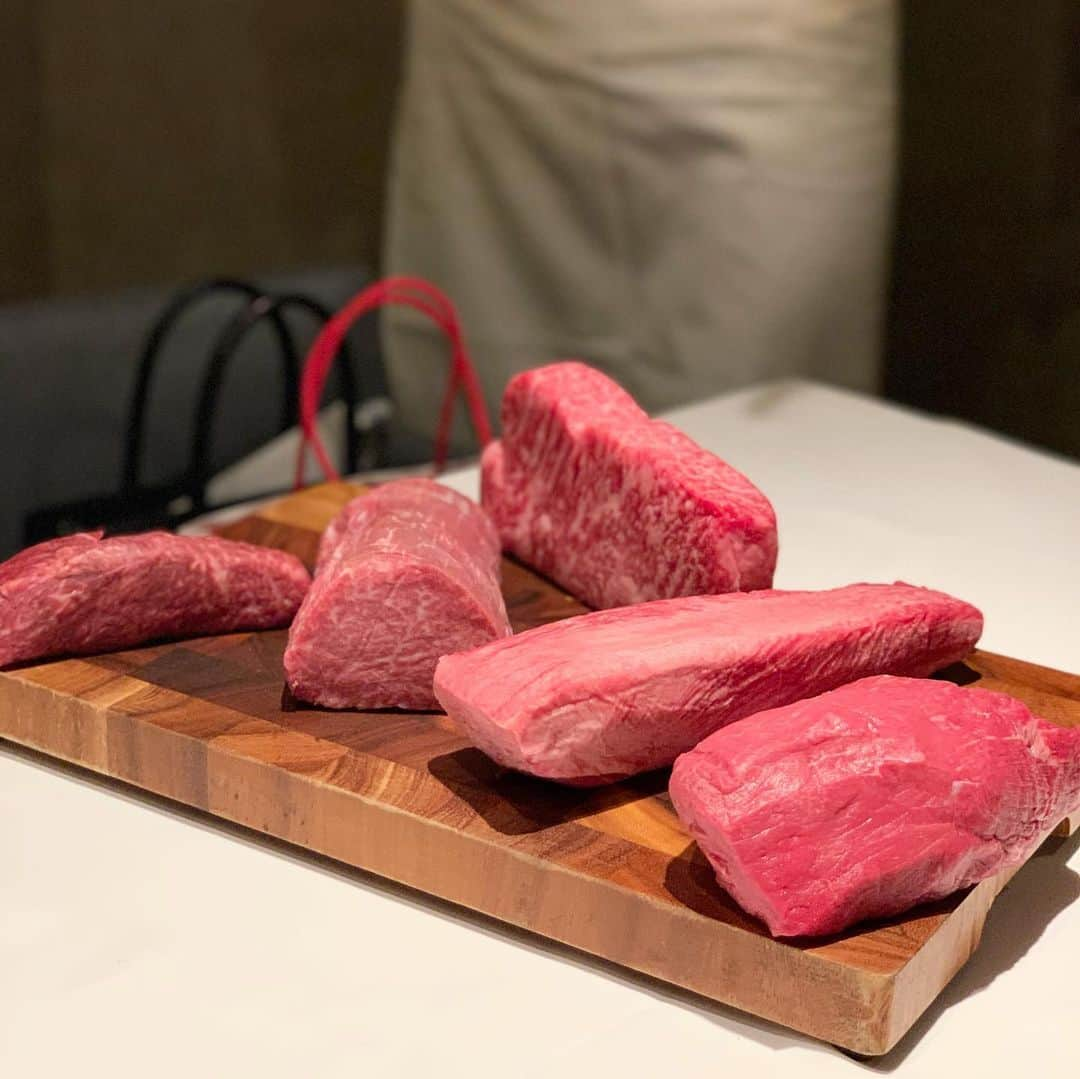 吉川ちえさんのインスタグラム写真 - (吉川ちえInstagram)「【🥩❤️🥩❤️🥩❤️】 . こんにちわ🕺✨ あいみさん( @all_you_need_is_love421 )に紹介して頂いた お店がすっごく美味しかった~🦋💗 . 中目黒にある ︎︎︎︎☑︎steakdiningvitis💕 ( @steak_vitis ) .  紀州備長炭を使った炉端焼きステーキを楽しめるお店🥺✌️ 落ち着きのある空間で個室もあるから この日は個室でステーキコース🥩✨ . シェフが厳選したお肉達を 炉窯でじっくりと焼き上げたステーキコース美味しかった💪 . #中目黒グルメ #ステーキ #steakdiningvitis  ⁡」8月18日 16時27分 - yoshikawachie_16