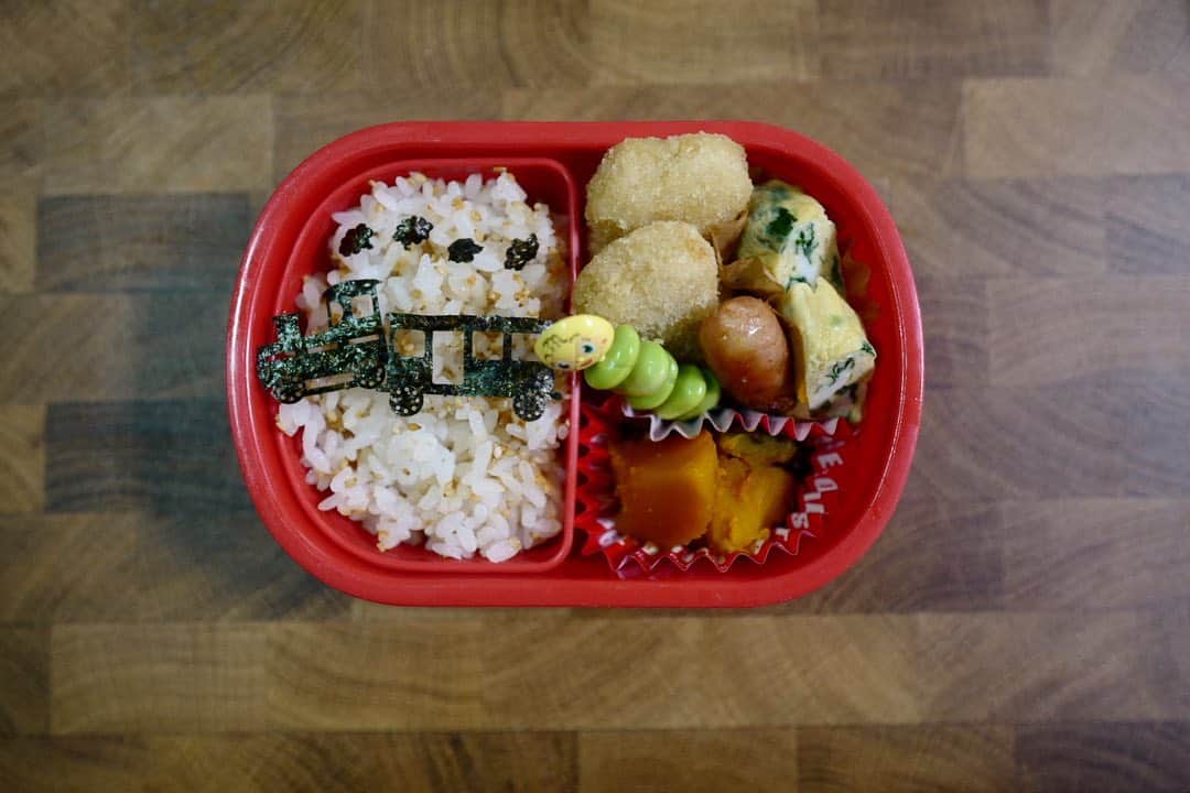安田美沙子さんのインスタグラム写真 - (安田美沙子Instagram)「最近のお弁当。 息子が、まさかの枝豆が食べられるようになった☺️✨ 緑のものが食べられるようになると、嬉しい。。。  ブロッコリーも残さないし、人参も残さないし、嬉しいっ🍙  1枚目。 秋川牧園のナゲット ほうれん草卵焼き かぼちゃとアガベシロップの煮物 だだちゃ豆  2枚目。 カラフル人参のバターカレー風味 ブロッコリーとシラスのたいたん 甘い卵焼き  夕飯もかぼちゃと、だだちゃ豆やで😏  #みさ弁　#お弁当　#お昼ごはん 　#lunch #野菜　#ブロッコリー #卵焼き　#卵　#にんじん　#oisix #秋川牧園 #ナゲット　#美味」8月18日 16時31分 - yasuda_misako