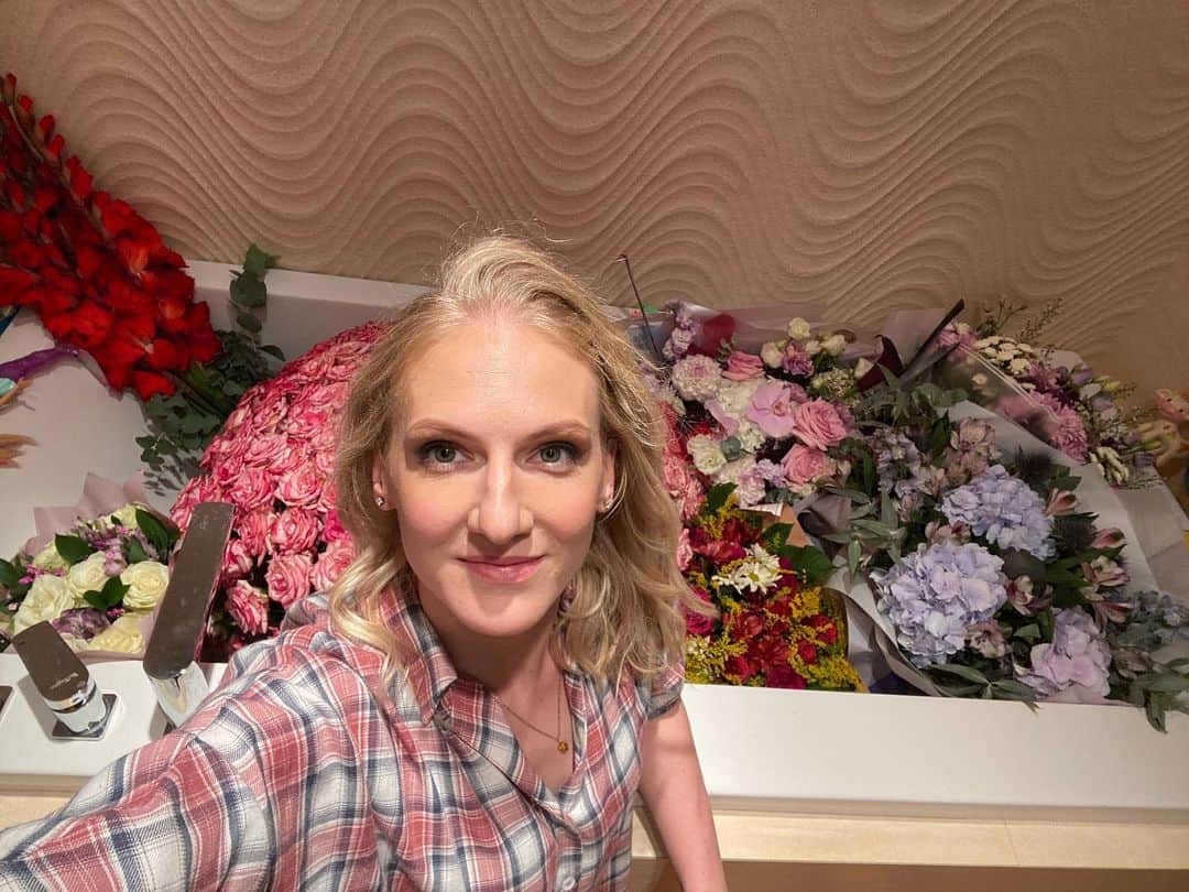 スベトラーナ・ロマシナのインスタグラム：「Вернулась домой неделю назад, а количество цветов становится все больше и больше 💐  Спасибо всем за поздравления и за эти прекрасные букеты!  Что самое интересное вы подобным образом хранили в ванной? 😁」