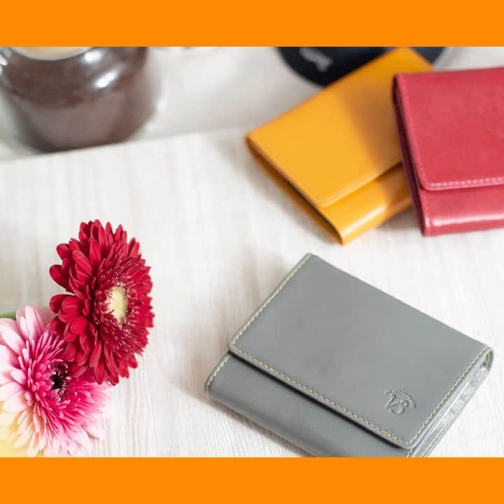 e-monoのインスタグラム：「手のひらサイズのかわいい相棒、コンパクト財布です👛   安心してください、 ちゃんとお札、小銭、カードが収納できますよ😉👍   カスタムオーダーなら、カラーもお好みでお選びいただけます✨✨✨」