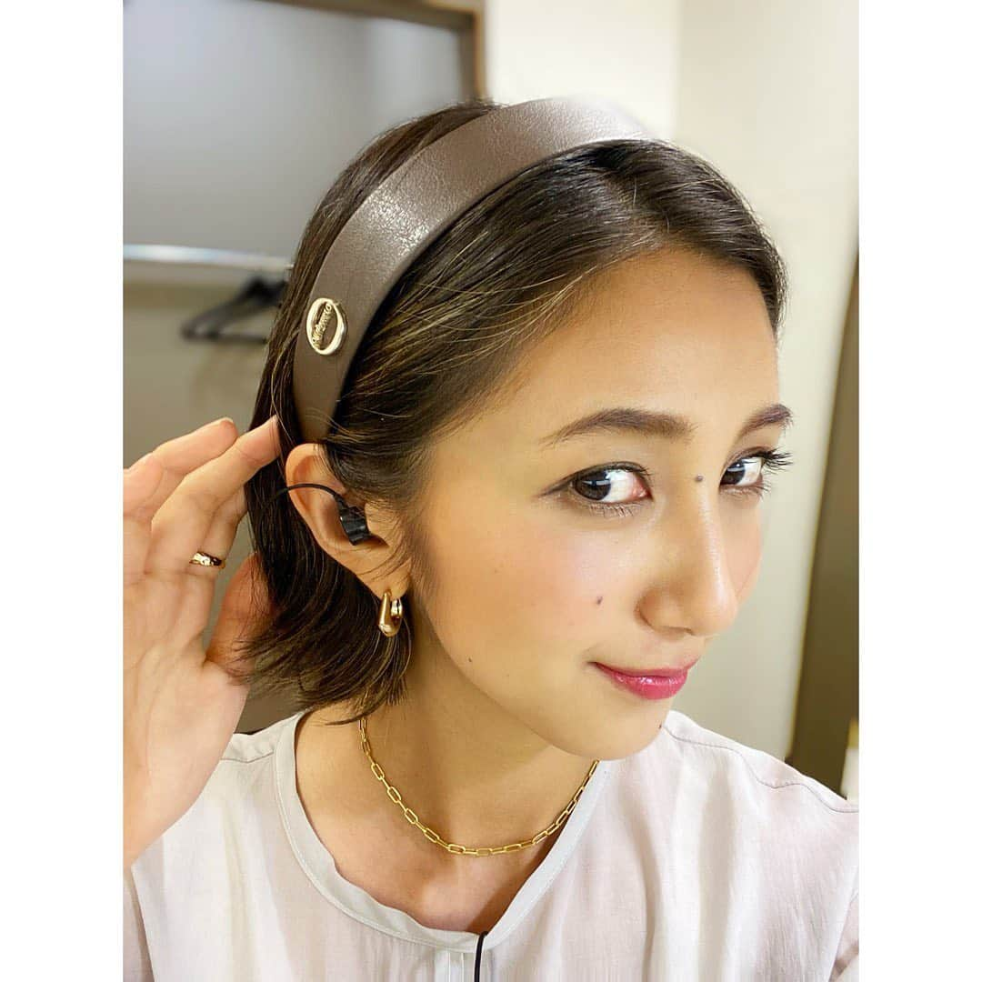 近藤夏子さんのインスタグラム写真 - (近藤夏子Instagram)「.   昨日の収録で#カチューシャ を付けました🐼 　 #ショート にしてから、大きめカチューシャで#アレンジ 楽しんでおります✨ 　 というのも、自分で巻いたり結んだりするのが苦手なので カチューシャ便利👏🏻👏🏻  どんなアレンジもcha-cha-chaっとしてくれるメイクさん！ いつもありがとうございます❤️ 　  . #久しぶりの収録 #楽しかった収録 #笑いすぎて途中でカチューシャ外れた #くらいには大爆笑」8月18日 18時34分 - kondokako0804