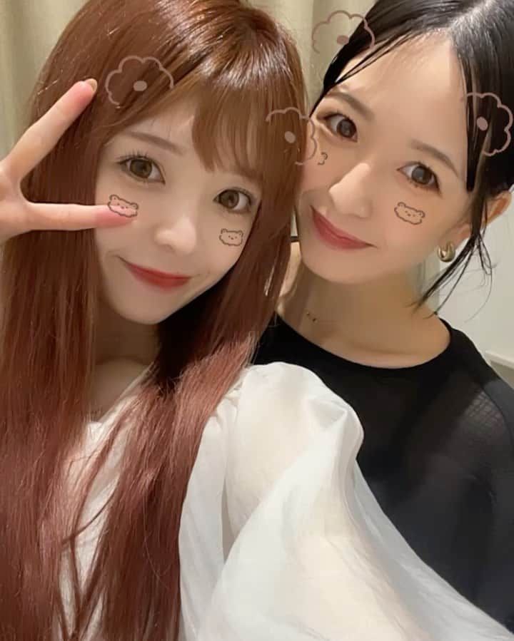 二宮璃子のインスタグラム：「2人とも８月生まれ♡ ． ． 最近中々会えてないから会いたいな〜😌 毎日LINEするしほぼ毎日テレビ電話もしてる♡ 小さい頃は喧嘩ばっかりでお姉ちゃんのこと 怖くてビビってたけど、、笑 お姉ちゃんの服勝手に着てバレないように直すのにいつもバレて怒られてた🤣🤣笑 ． ． こんなに大好きになるとは思わなかった🤣♡ これからも仲良し姉妹で居ようね👧♡ #姉妹 #姉妹ママ」