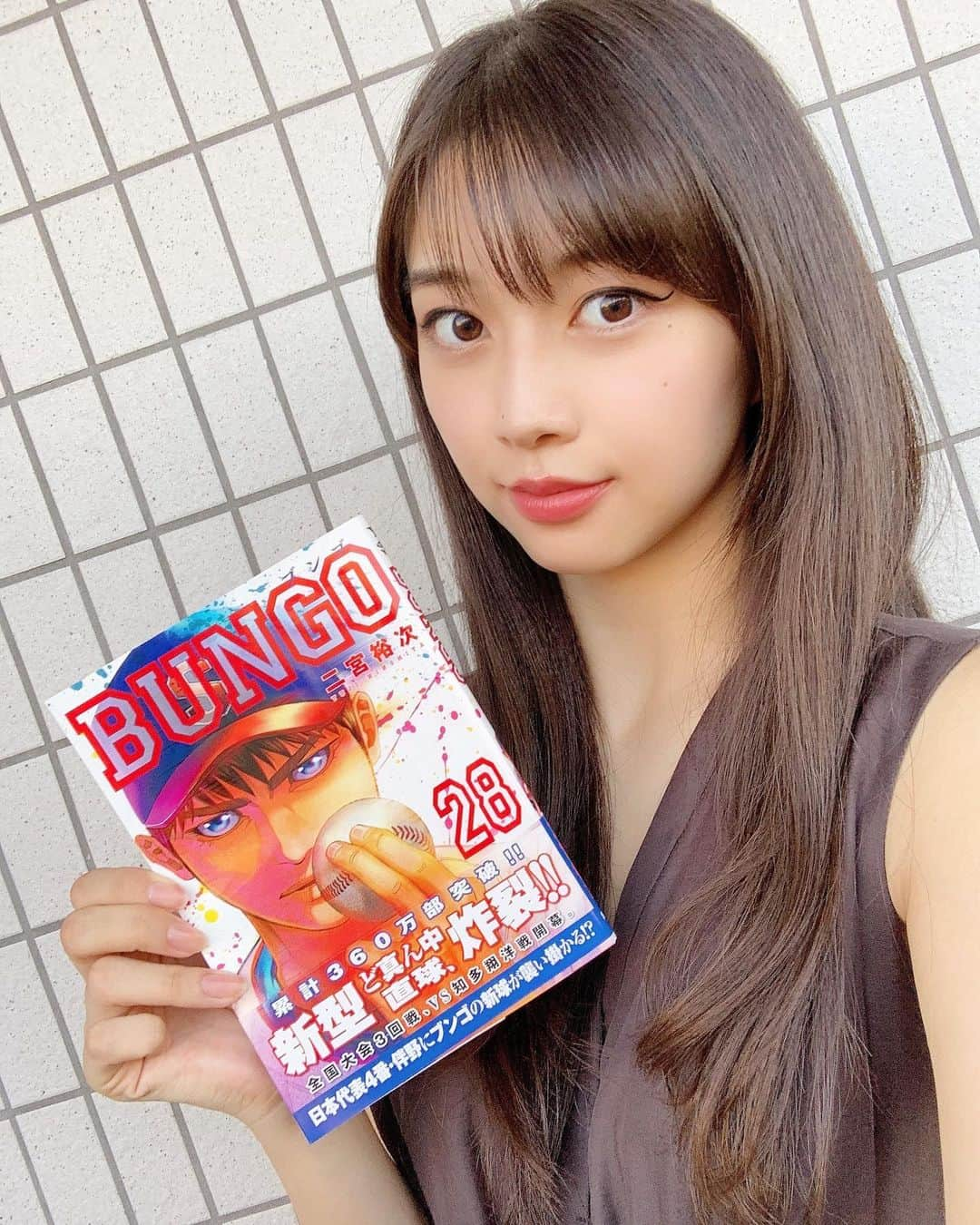 牧野真莉愛さんのインスタグラム写真 - (牧野真莉愛Instagram)「♡ ♡ ✨⚾️BUNGO-ブンゴ-28巻⚾️✨ 本日発売❣️❣️❣️ 🎀 出勤前に本屋さんで買いました💗 本屋さんにいたブンゴと目が合った⚾️💕まりあ ♡ ♡  #BUNGO #ブンゴ #二宮裕次 先生🍇💕☕ #週刊ヤングジャンプ #モーニング娘21 #morningmusume21 #牧野真莉愛」8月18日 18時42分 - maria_makino.official