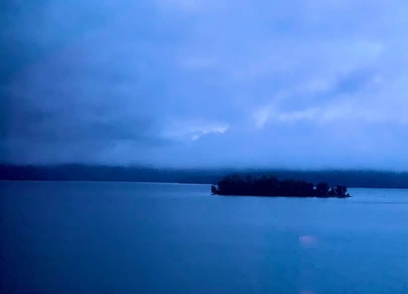 夏木マリさんのインスタグラム写真 - (夏木マリInstagram)「#akanko #lake  #view #阿寒湖アイヌシアターイコロ  #oneofloveプロジェクト   阿寒湖 アイヌシアター・イコロの 撮影でみた風景....  朝と夕の空気が違う 美しい......」8月18日 19時18分 - mari_natsuki