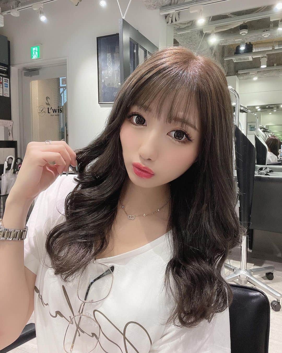 のインスタグラム：「New Hair💇‍♀️💓☺︎꒡̈⃝⌄̈⃝¨̮  昨日の投稿とかストーリーとかで 気づいてくれた方もいると思いますが、  髪色変えましたんっ(∩︎´｡•o•｡`)っ.ﾟ♡︎.ﾟ  今濃いめに入ってるけどオリーブアッシュで いい色🥺💓💓💓今少し色落ちして 最高にいいかんじですっᕙ( ˙-˙ )ᕗ♡︎！！  前髪も1mm単位でこだわって最高の前髪にして くれるのがいつもお世話になってるまこっちゃん🌼  （（ @makoto__kamijo ））  いつもありがとう⁽⁽꜀(:3꜂ ꜆)꜄⁾⁾🌈🌈！！  あとこのTシャツワンピもめちゃかわなんだけど、 全身の写真はまた載せます💋 @radiansea_official  . . . #newhair #haircolor #オリーブアッシュ #アッシュカラー #アッシュグレージュ #アッシュヘアー #シースルーバング #シースルー前髪 #韓国ヘア #韓国巻き #くびれヘア #くびれ巻き #tシャツコーデ #tシャツワンピ #ラフコーデ #カジュアルファッション」