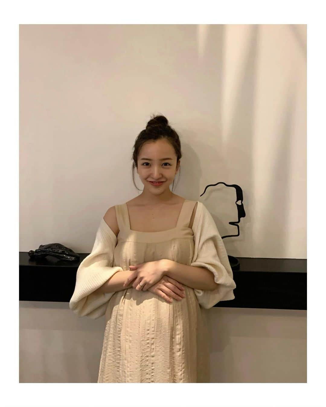 板野友美さんのインスタグラム写真 - (板野友美Instagram)「最近は、ずーっとお家に 引きこもっていたので 久々の撮影でしたꪔ̤̫‬ꪔ̤̱ꪔ̤̮ꪔ̤̥  妊娠中、ギリギリまでお仕事したかったけど コロナの事もあり、 自分ひとりの身体じゃないので難しいのかな( ᵕ̩̩ ᵕ )  本当に早く皆がマスクをとっても 安心して生活できる 世の中に戻ってほしいな。  @nattunki が、ふいに写真を撮ってくれたよ𓂃 𓈒𓏸 このカーディガン可愛かった。」8月18日 19時19分 - tomo.i_0703