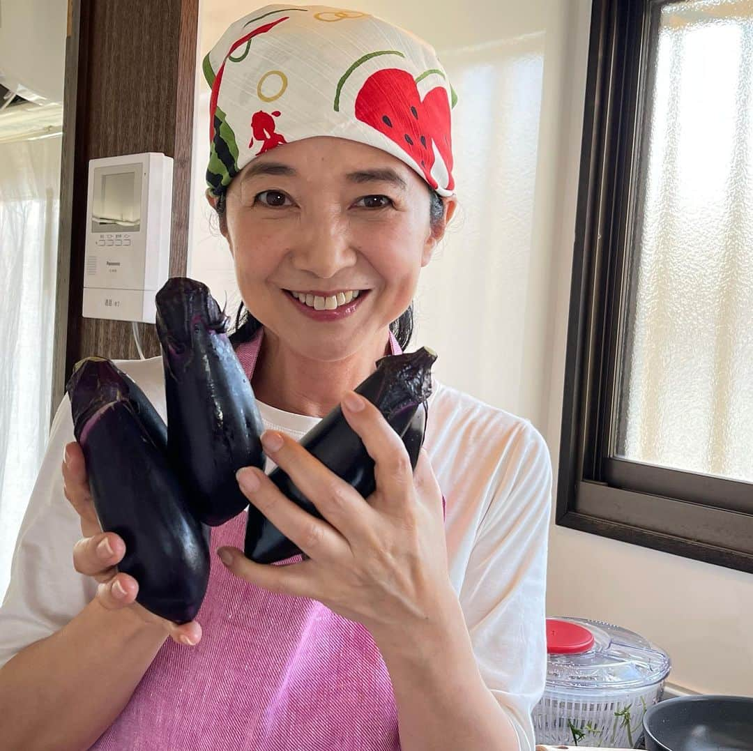 宮崎美子さんのインスタグラム写真 - (宮崎美子Instagram)「皆さん、こんばんは。  今日は、夏が戻って来ましたね。 暑かったです。  ということで、本日のYouTubeよしよし。は、夏のお野菜のナスと、きゅうりを使って、久しぶりのお料理コーナーです。  https://youtu.be/JlHHZ6lAKZc  宮崎美子ちゃんねるYouTubeよしよし。  本当に美味しく出来ましたので、ぜひ、ご覧になって、作ってみてください。  #youtube #料理 #婚活食堂 #夏野菜 #なす #きゅうり」8月18日 19時13分 - miyazakiyoshiko.official