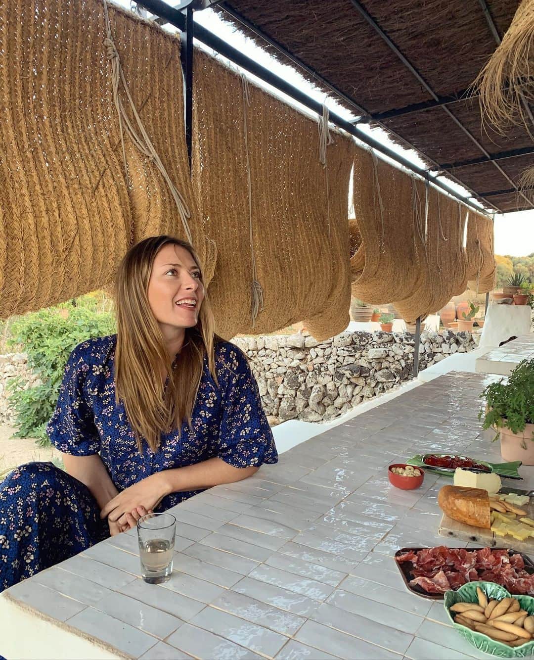 マリア・シャラポワのインスタグラム：「When the tapas arrive 😃☀️🍋」