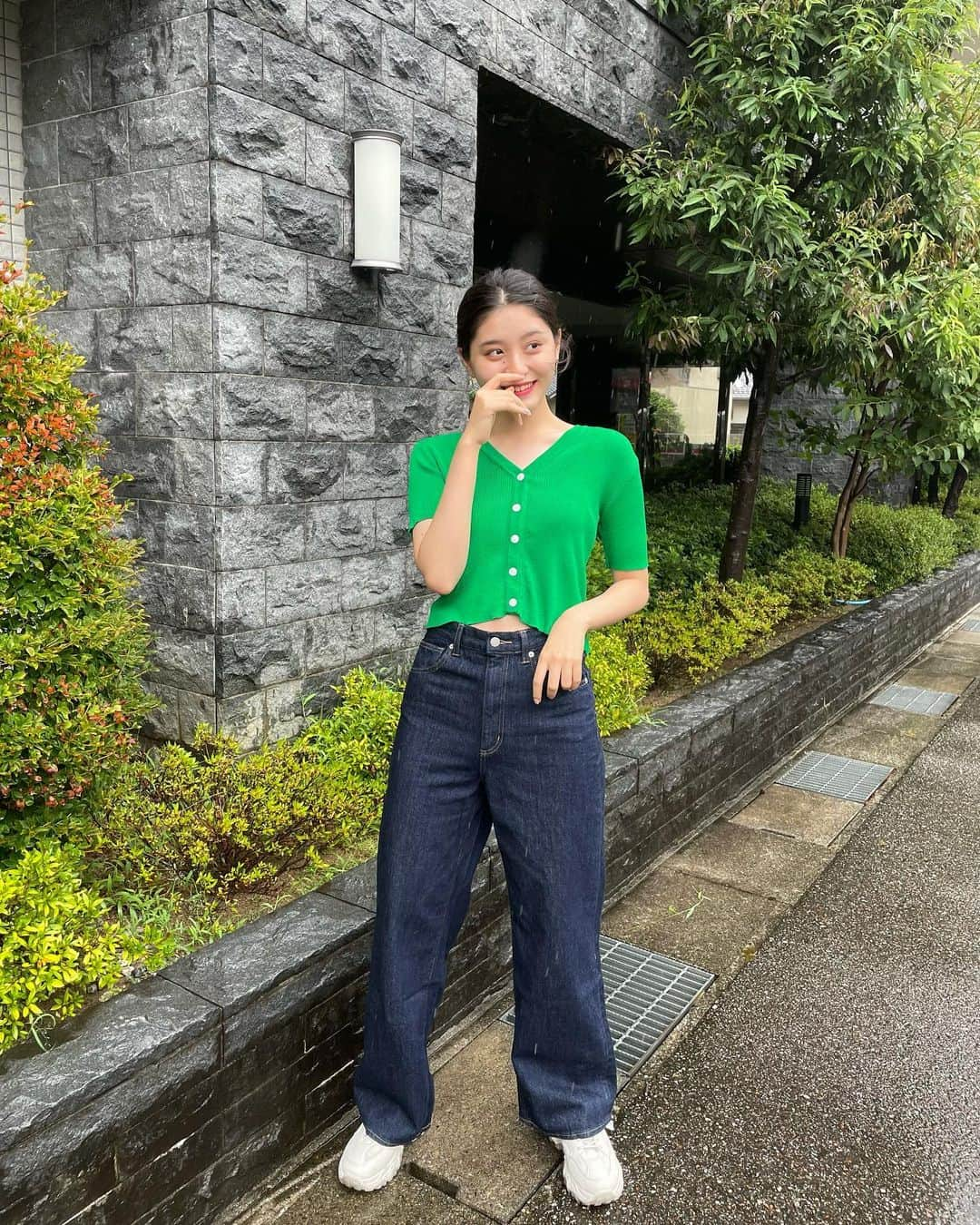 草野星華のインスタグラム：「. ootd🚲 ⁡ このデニム形が可愛すぎる🤦‍♀️ デニムなのに軽めでリラックス出来るし、何より脚長効果が凄い。 私は暗めの色にしてオールシーズン使える😉💙 ⁡ #gu_for_all  #GUstyle #gupr #ジーンズ #ハイウエストセミワイドジーンズ」