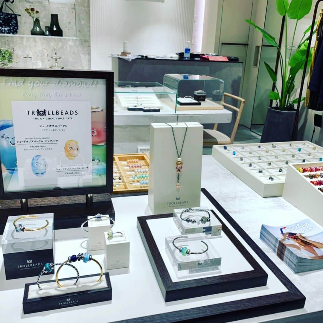 のインスタグラム：「本日、銀座松屋にトロールビーズのショップがオープンいたしました。 とても嬉しいです😆😂✨  このオープンに際してたくさんの方々にお世話になりました。 待ってくださったトロールビーズファンの皆様、ありがとうございました🙇‍♀️ 今後ともどうぞ宜しくお願いいたします。  トロール楽天市場店 では楽天ポイントをご利用の上、安心してお買物を楽しんでいただけます。 トロールビーズは、 私がおります…この森から発送しております。  @trollbeads.today  にて、トロールビーズのインスタライブなども配信しております。 ご興味のある方はフォローをお願いいたします。  今後とも宜しくお願いいたします✨✨  #トロールビーズ #銀座松屋」
