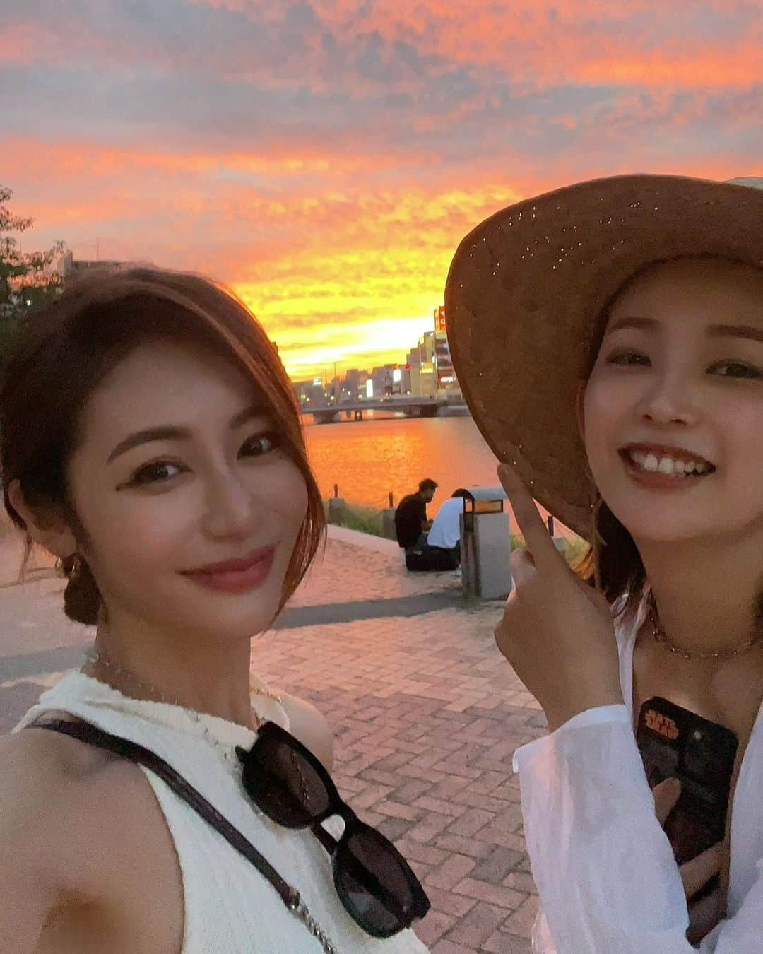 Reikaさんのインスタグラム写真 - (ReikaInstagram)「夕陽が綺麗すぎて 33歳の二人が急にはしゃぎ出して 気づいたら謎にギャルポーズし出して 結局私は荷物が重すぎて腕上がらずw(←辛っw) アオハルをした平和なアラサーでした❤️  #過去投稿 #謎のポーズ #クンクン #青春」8月18日 19時40分 - reikamarianna