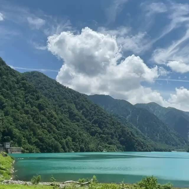 日本の国立公園のインスタグラム：「Crystal Clear Waters and Lush Greenery 🏞️🍃  Lake Hakusui, located in the Hakusan National Park, is an artificial lake formed by the Oshirakawa Dam. The clear water has a striking emerald-green colour and is surrounded by gorgeous greenery. There's a nearby campsite and plenty of things to see and do, including the Hirasedo Hiking Trail, a hot spring and the dramatic Shiramizu Waterfall. Spending time here will surely leave you refreshed and recharged by the power of nature!  #hakusannationalpark #白山国立公園  photo by @noripop  On our Instagram, we’ll be sharing photos of Japan’s national parks posted on Instagram with the tag #nationalparksjp. Tag your best shots to participate! We look forward to seeing your photos.  #gifu #shirakawago  #NationalPark #nationalparks #nature #findyourpark #instafollow #japan #landscape #landscape_lovers #ourplanetdaily #landscapephotography #hiking #outdoors #traveling #travel #explore #visitjapanjp #日本 #國家公園 #일본 #국립공원 #国立公園」