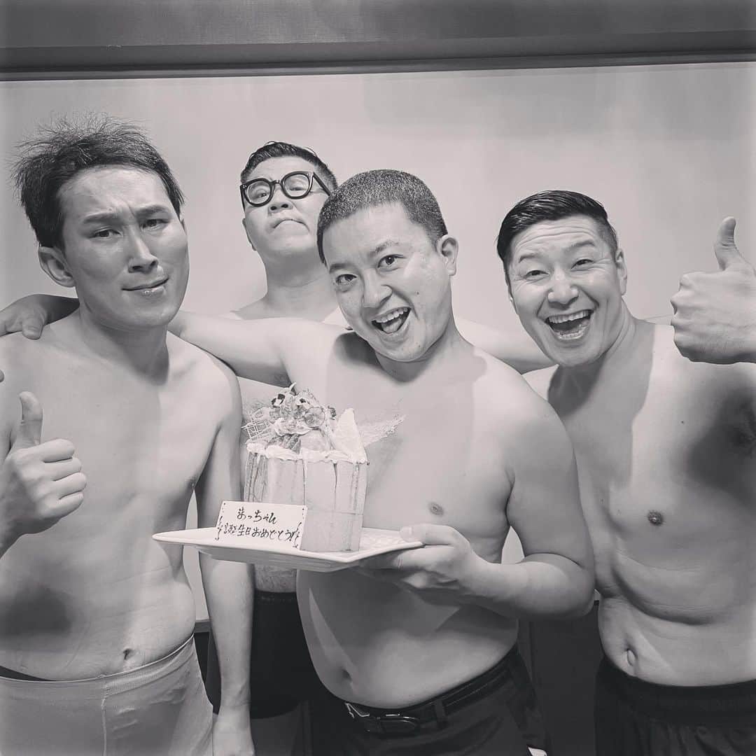 松尾駿さんのインスタグラム写真 - (松尾駿Instagram)「誕生日ありがとうございます。  シソンヌと仕事でございました。 39歳皆様のおかげで生きています。 感謝の気持ちを忘れずに頑張ります！」8月18日 20時19分 - matsuoshun