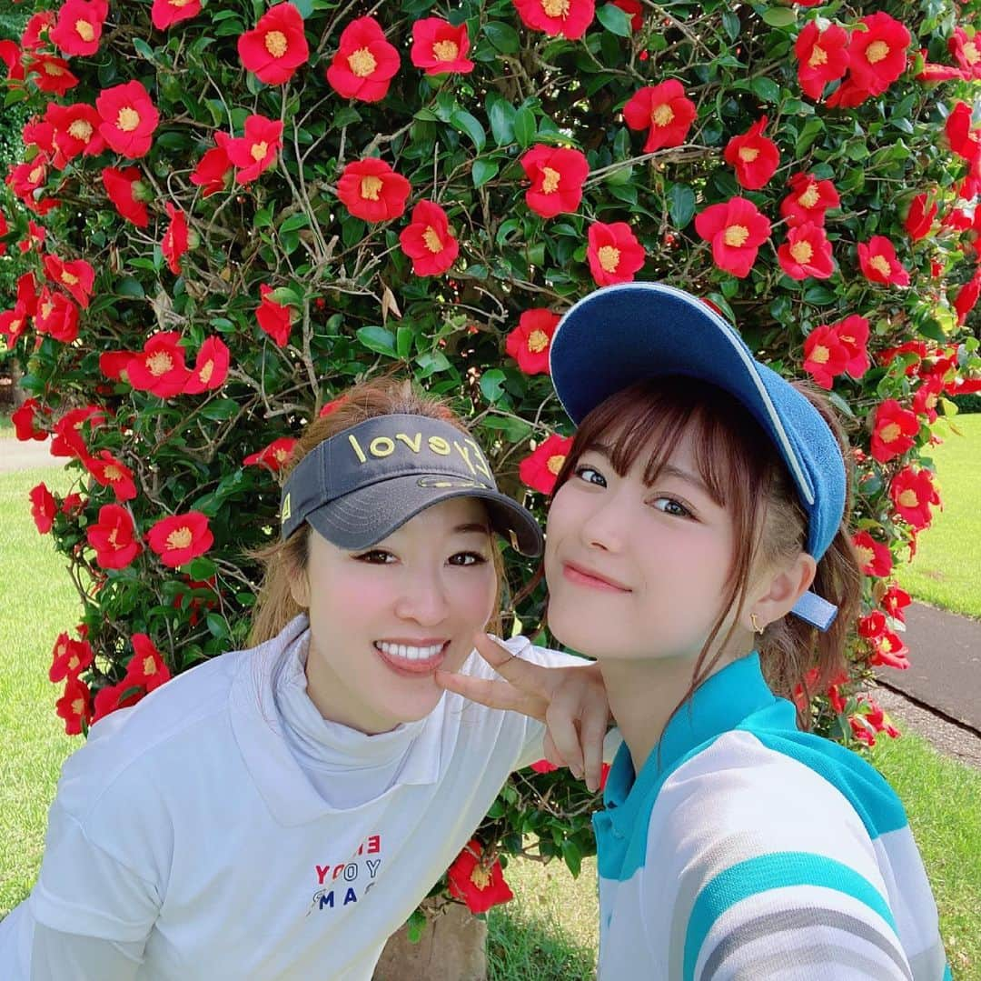 山内鈴蘭さんのインスタグラム写真 - (山内鈴蘭Instagram)「このお花、めちゃ可愛くない？🥺🌺 ． ． 可愛いーー！！！ って言ってたら、まさかの、、 造花だった件🤣🤣🤣🤣笑 ． ． 全然造花だとおもわず、 私って素直だなぁって感じた日だった😂💘 ． ． 仲良しふみちゃんと💘💘💘 ふみちゃん可愛いし、ゴルフうまいし、優しいし最高大好き🥺 #ゴルフ #ゴルフ女子 #カレドニアンゴルフクラブ #千葉県 #ゴルフ女子 #gorurun #ゴルフコーデ #ごるらんコーデ」8月18日 20時42分 - xxsuzuranxx