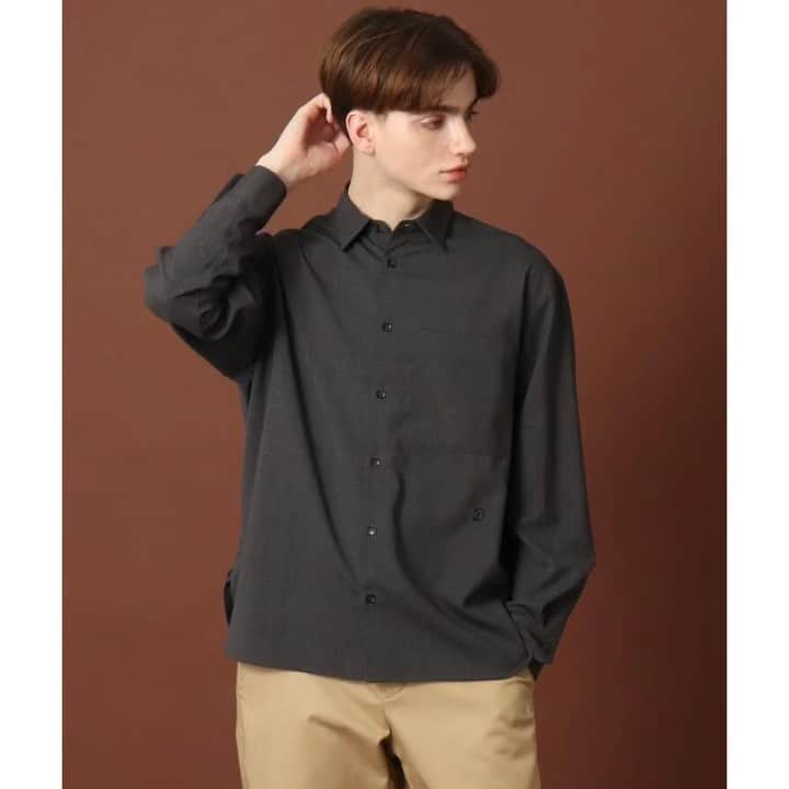DRESSTERIOR_MEN_ドレステリアのインスタグラム：「《手触りの良いウールブレンド素材で上品に仕立てたバルーンシャツ》  ラウンド仕様でないベーシックなレギュラーシャツは、ドレステリアでは新鮮なNEW ITEM ⭐️  程よくリラックスしたサイズ感とウールブレンド素材て、インナーとしてはもちろんアウターの羽織としても活躍してくれます。  フロントにはブランドイニシャルのチェーンステッチを施し、オリジナリティのある一着✨ シワになりにくく、今からシーズン長くご愛用頂けます。  バルーンシャツ ¥15,400(税込)  #ドレステリア#dressterior#dressteriormen#シャツ#羽織#メンズシャツ#シャツコーデ#秋コーデ」