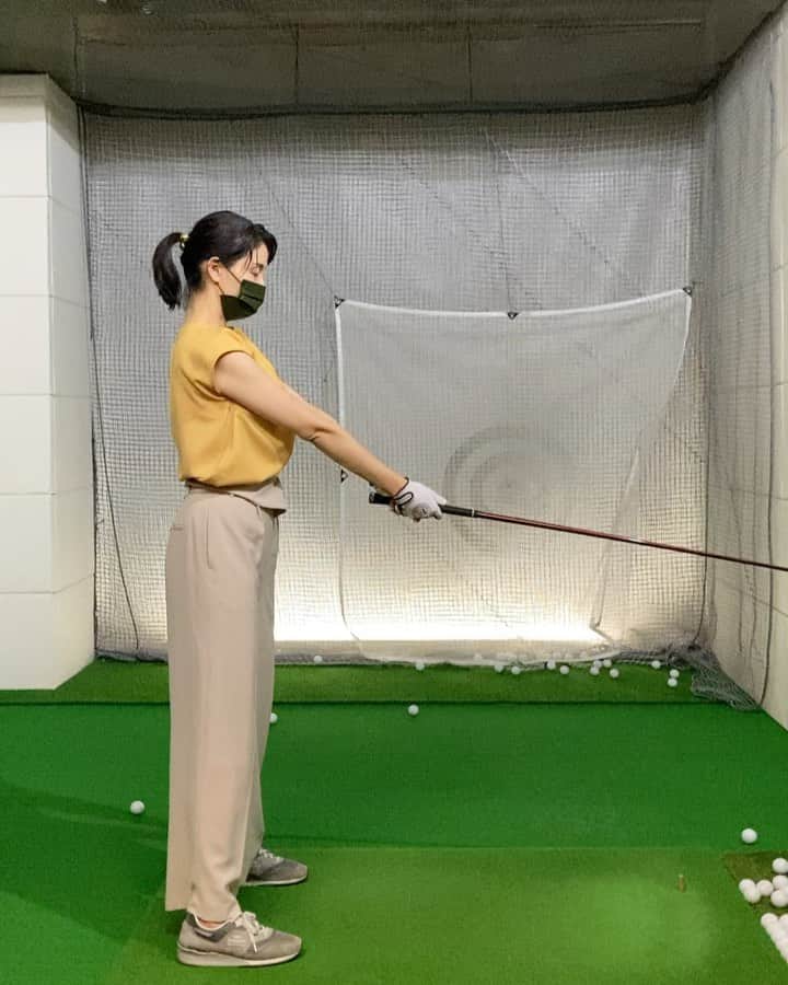のインスタグラム：「次の収録に向けて　#ゴルフレッスン　🏌️‍♀️前回がレッスン＋クラブ変えたため、めちゃくちゃスコアが上がったのでこの調子で頑張りたい😆 スイングがアウトサイドから入りやすいのでインサイドにもっていけるようレッスンしました^ - ^ 引き続き頑張る〜 #橋本マナミのleadersgolf #ゴルフ女子　#PING #ピン  @tsgolfacademy  @takashi_kosuge」