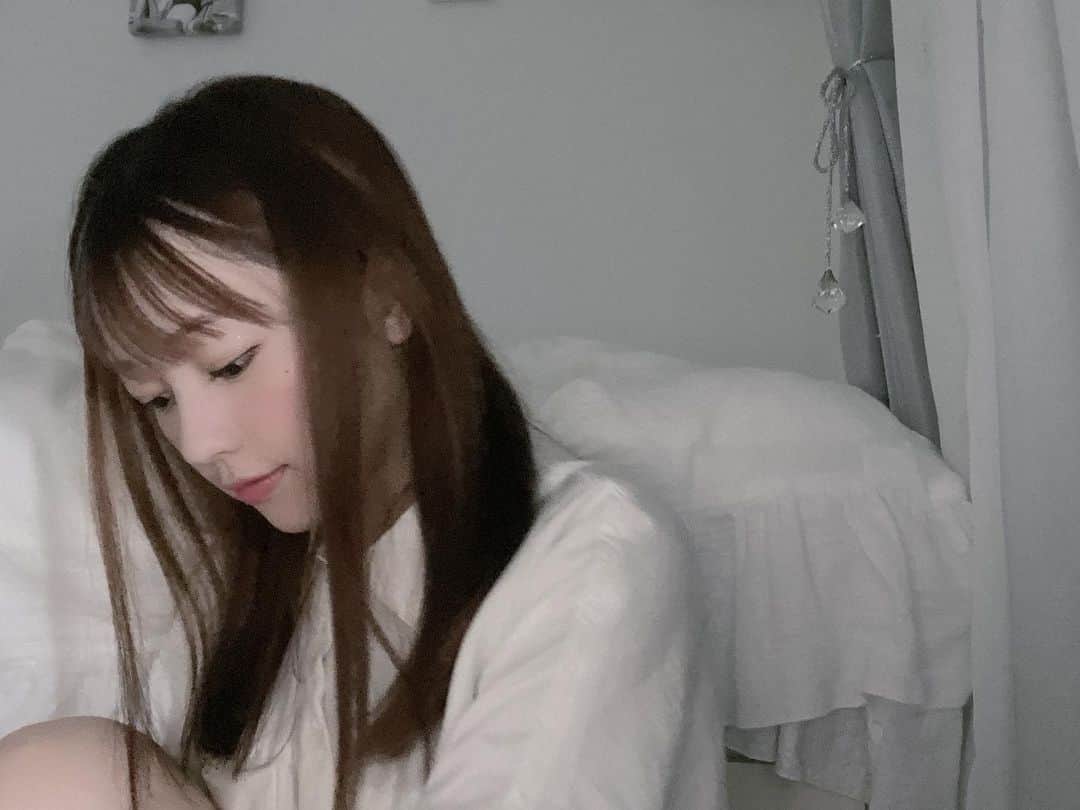 高木悠未のインスタグラム：「お部屋で撮った1枚  いまなにしようと？🐭🤍」