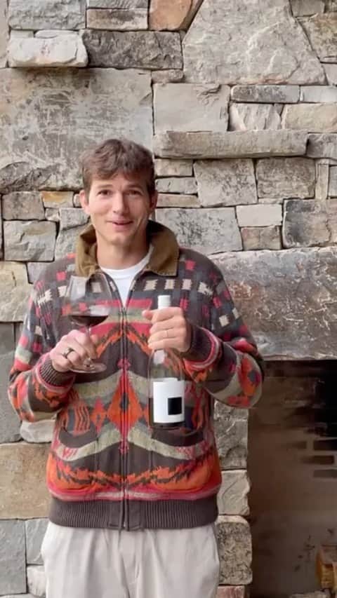 アシュトン・カッチャーのインスタグラム：「Outsidewine.org  A wine to benefit charities  @thorn  @theskateparkproject  @nockingpoint  @tonyhawk」