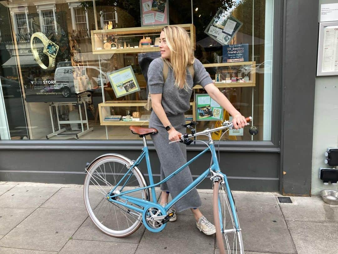 アンバー・ハードさんのインスタグラム写真 - (アンバー・ハードInstagram)「New wheels 🚲🚲🚲」8月19日 7時23分 - amberheard