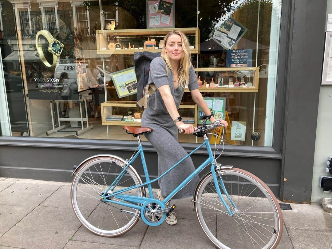 アンバー・ハードさんのインスタグラム写真 - (アンバー・ハードInstagram)「New wheels 🚲🚲🚲」8月19日 7時23分 - amberheard