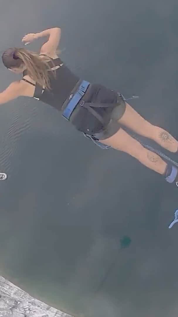 パメラ・ウェアのインスタグラム：「Loved every second of this experience at @greatcanadianbungee !!!! I already want to jump again!!!!!!!!😍😍😍  #greatcanadianbungee #bungeejump #bungeejumping #bucketlist #bucketlistadventures #200feet #waterdip #adrenaline #adrenalinejunkie #adrenalinerush #igtv #igtvvideos」